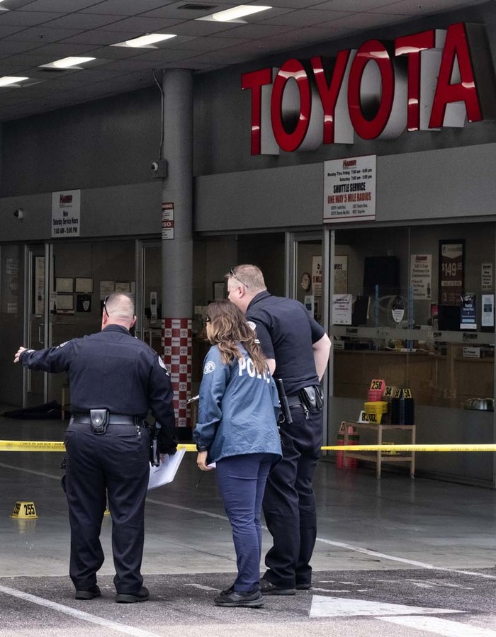 Potret Mobil Seruduk Dealer Toyota di Los Angeles Police investigators survey the scene of a vehicle crash at the service center for a Toyota Auto Dealership in the Mission Hills neighborhood of Los Angeles on Wednesday, Aug. 9, 2023. The vehicle driven by a customer entered the service area of dealership and struck a few people Wednesday, killing one of the injured who was briefly trapped beneath the vehicle, authorities and witnesses say. (AP Photo/Richard Vogel)