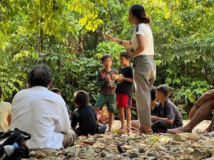 Potret Sekolah Adat Arus Kualan, Belajar di Tengah Alam Kalimantan