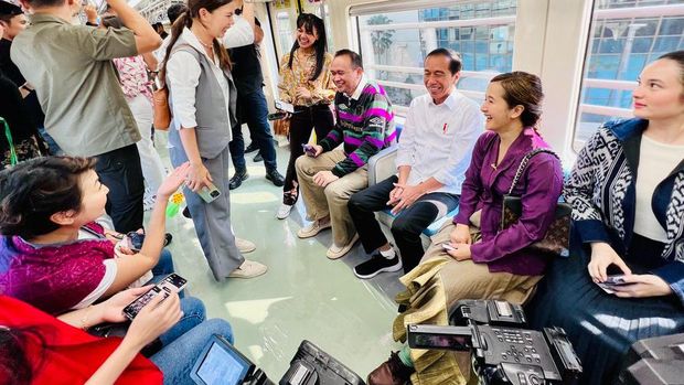 Presiden Joko Widodo bersama para penggiat seni menggunakan LRT dalam perjalanan dari Stasiun Jati Mulya, Bekasi menuju Stasiun Dukuh Atas, Jakarta, pada Kamis pagi, 10 Agustus 2023. (Dok. Laily Rachev - Biro Pers Sekretariat Presiden)
