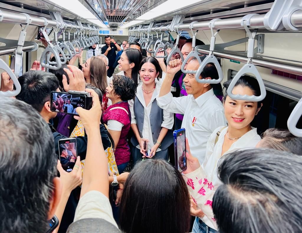 Presiden Joko Widodo bersama para penggiat seni menggunakan LRT dalam perjalanan dari Stasiun Jati Mulya, Bekasi menuju Stasiun Dukuh Atas, Jakarta, pada Kamis pagi, 10 Agustus 2023. (Dok. Laily Rachev - Biro Pers Sekretariat Presiden)