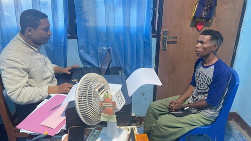 Pria berinisial ML saat menjalani pemeriksaan di Polres Alor, NTT, Kamis (10/8/2023). (Foto: Dokumen Humas Polres Alor).