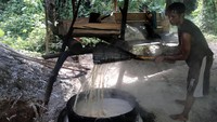 Air nira yang sudah dikumpulkan kemudian dimasak untuk diolah. 