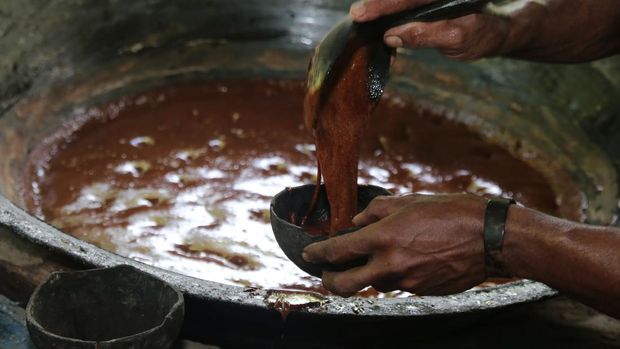 Petani meletakkan gula aren yang baru dimasak saat proses pembuatannya di Kampung Makian, Pulau Bacan, Kabupaten Halmahera Selatan, Maluku Utara, Kamis (10/8/2023). Produksi gula aren secara tradisional itu membutuhkan waktu tiga jam hingga sehari, dan dapat memproduksi sampai 150 cetakan yang dipasarkan ke beberapa daerah yaitu Ternate, Sanana dan Obi, dijual dengan harga Rp 10 ribu per buah. ANTARA FOTO/Andri Saputra /Spt.