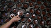 Produksi gula aren secara tradisional itu membutuhkan waktu tiga jam hingga sehari, dan dapat memproduksi sampai 150 cetakan yang dipasarkan ke beberapa daerah yaitu Ternate, Sanana dan Obi, dijual dengan harga Rp 10 ribu per buah.