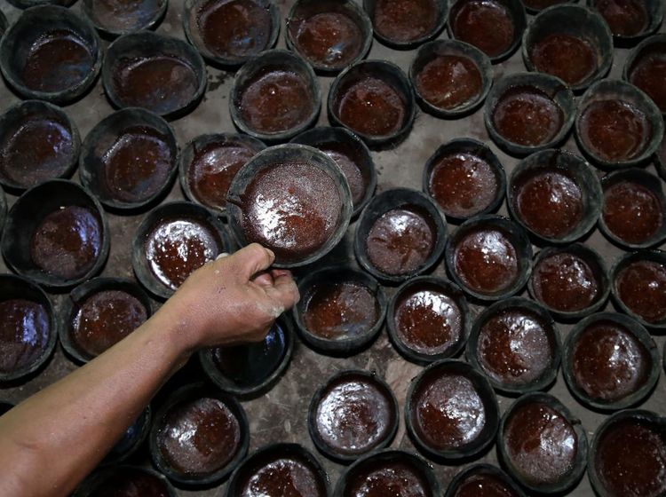 Melihat Produksi Gula Aren Tradisional di Pulau Bacan