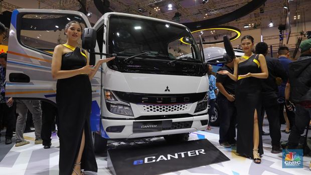 PT. Krama Yudha Tiga Berlian Motors (KTB), distributor resmi kendaraan niaga dari Mitsubishi Fuso di Indonesia, berpartisipasi di ajang pameran otomotif terbesar. KTB menampilkan sebanyak 60-unit Canter special edition sekaligus Merayakan ulang tahun Canter ke-60. (CNBC Indonesia/Faisal Rahman)