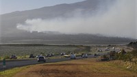 Pejabat setempat menyatakan bahwa angin kencang telah mempersulit upaya pemadaman api dengan helikopter. (AP Photo/Matthew Thayer)