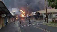 Seorang pejabat Departemen Transportasi Hawaii, Ed Sniffen, mengatakan setidaknya 4.000 turis saat ini berupaya keluar dari Maui untuk menghindari kobaran api, tapi 16 ruas jalan ditutup. (AP Photo/Alan Dickar)