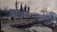 Beberapa kawasan permukiman warga terbakar rata dengan tanah, sementara wilayah di bagian barat Hawaii juga nyaris terisolasi dengan hanya satu jalan besar yang terbuka. (REUTERS/Mason Jarvi)