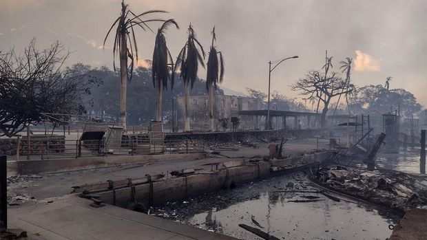 A charred boat lies in the scorched waterfront after wildfires fanned by the winds of a distant hurricane devastated Maui's city of Lahaina, Hawaii, U.S. August 9, 2023.  Mason Jarvi/Handout via REUTERS NO RESALES. NO ARCHIVES. MANDATORY CREDIT. THIS IMAGE HAS BEEN SUPPLIED BY A THIRD PARTY.
