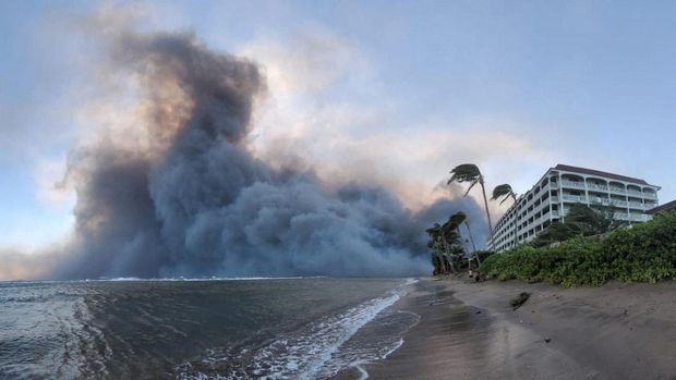 Flames are seen near boats docked at Lahaina as wildfires driven by high winds destroy a large part of the historic town of Lahaina, Hawaii, U.S. August 9, 2023. Dustin Johnson/Handout via REUTERS THIS IMAGE HAS BEEN SUPPLIED BY A THIRD PARTY. REFILE - REMOVING KAHULUI