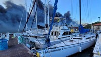 Layanan Cuaca Nasional Maui menyatakan kebakaran hutan itu dipicu campuran antara kekeringan, angin kencang, dan tingkat kelembaban yang rendah. (REUTERS/Dustin Johnson)