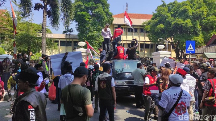 Ratusan Pedagang Pasar Larangan ngluruk Kantor Pemkab Sidoarjo meminta keadilan.