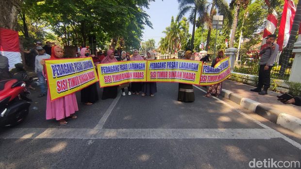 Ratusan Pedagang Pasar Larangan ngluruk Kantor Pemkab Sidoarjo meminta keadilan.