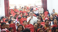 Brando Susanto juga memberikan tas sekolah kepada seluruh penerima beasiswa PIP baik tingkat SD, SMP maupun SMA. 