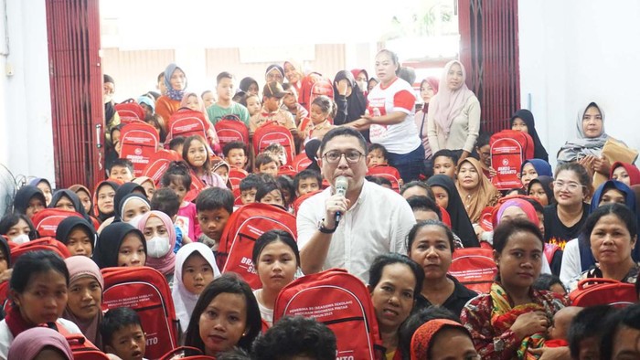 Ratusan pelajar menerima beasiswa dari Program Indonesia Pintar (PIP). Mereka menerima beasiswa lewat jalur aspirasi politisi PDIP Brando Susanto.