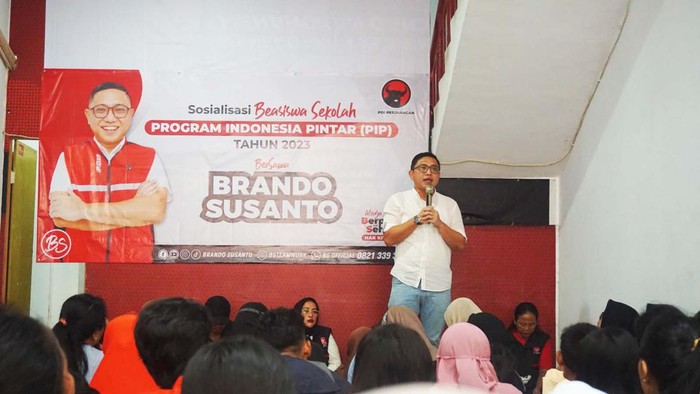 Ratusan pelajar menerima beasiswa dari Program Indonesia Pintar (PIP). Mereka menerima beasiswa lewat jalur aspirasi politisi PDIP Brando Susanto.