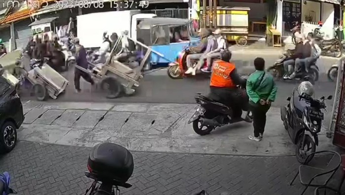 Rekaman CCTV pelajar disiram air keras di Pisangan, Jakarta Timur.