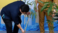 Direktur Utama Bank BTN Nixon LP Napitupulu secara simbolis menyerahkan bantuan 1.000 bibit Pohon Tabebuya kepada Ketua Umum Himperra sekaligus CEO Delta Group Property Endang Kawidjaja disaksikan Menteri BUMN Erick Thohir saat seremoni Akad Massal KPR Bank BTN 10.000 unit di Perumahan Puri Delta Tigaraksa, Tangerang, Banten.