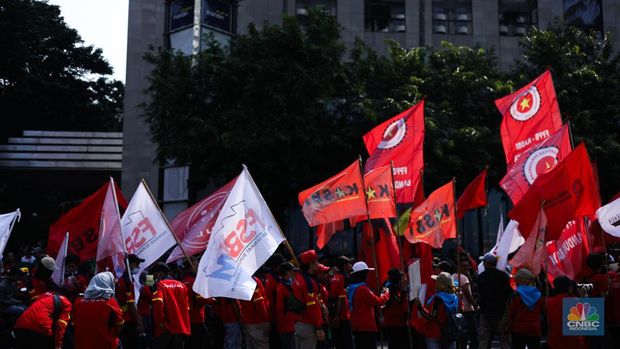 Ribuan buruh melakukan long march menuju kawasan Patung Kuda, Jakarta, Kamis (10/8/2023).  (CNBC Indonesia/Tri Susilo)