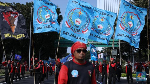 Ribuan buruh melakukan long march menuju kawasan Patung Kuda, Jakarta, Kamis (10/8/2023).  (CNBC Indonesia/Tri Susilo)
