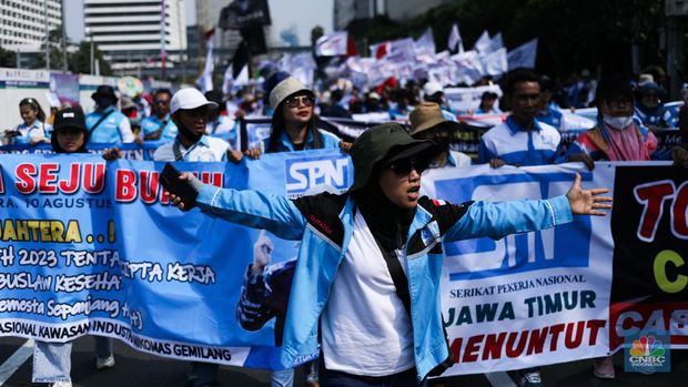 Ribuan buruh melakukan long march menuju kawasan Patung Kuda, Jakarta, Kamis (10/8/2023).  (CNBC Indonesia/Tri Susilo)