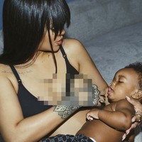 “Hamil sembari menyusui anaknya yang lain. Perempuan sungguh luar biasa,” puji seorang fans. Ada pula yang menulis, “Ini kenapa aku suka membeli semua produk Rih! Dia memahami tugasnya.” (Foto: Instagram/@savagexfenty)