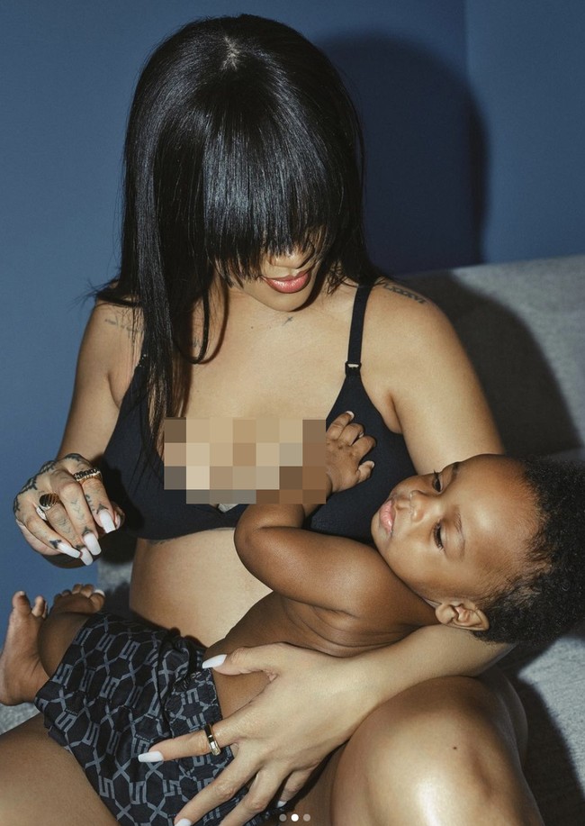 Perut hamil Rihanna yang sudah membesar pun terekspos. Saat ini, ia tengah menantikan anak keduanya bersama rapper A$AP Rocky. (Foto: Instagram/@savagexfenty)