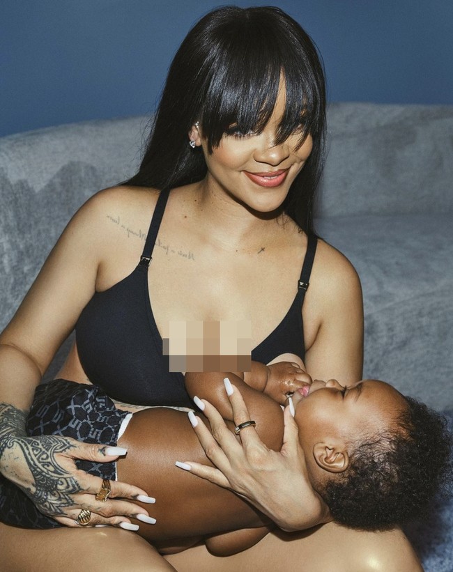 Rihanna memamerkan sejumlah foto dirinya menyusui putranya, RZA. Tak berpakaian lengkap, kekasih A$AP Rocky ini hanya memakai bra dan panties berwarna hitam. (Foto: Instagram/@savagexfenty)