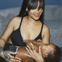 Rihanna memamerkan sejumlah foto dirinya menyusui putranya, RZA. Tak berpakaian lengkap, kekasih A$AP Rocky ini hanya memakai bra dan panties berwarna hitam. (Foto: Instagram/@savagexfenty)