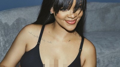 7 Potret Rihanna Pose Sambil Menyusui, Pakai Maternity Bra Ekspos Perut Hamil