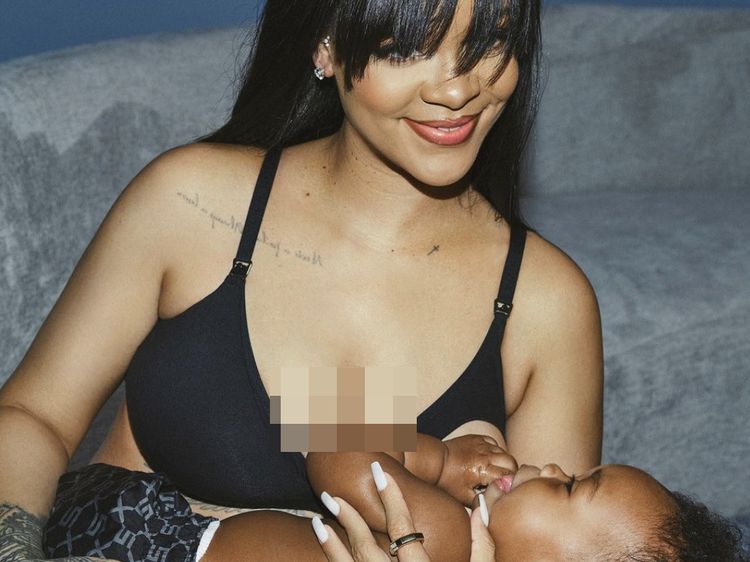 7 Potret Rihanna Pose Sambil Menyusui, Pakai Maternity Bra Ekspos Perut Hamil