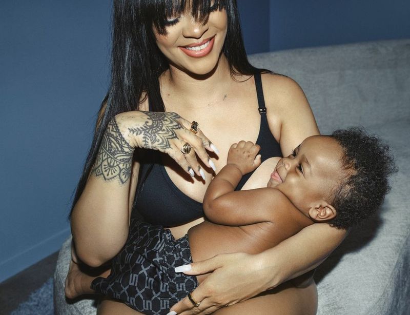 Rihanna Menyusui