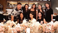 Makan mewah kerap dilakukan Ririn bersama para sahabat. Salah satunya ketika makan malam di hari ulang tahunnya. Foto: Instagram @ririndwiariyanti
