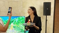 Saat Ririn ulang tahun, para sahabat juga memberikannya kejutan. Begini momen Ririn diberikan kejutan kue ulang tahun. Foto: Instagram @ririndwiariyanti