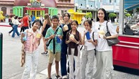 Seperti momen menikmati kelapa yang segar di Universal Studio Singapura. Saat itu, ia sedang pergi liburan bersama sang anak. Foto: Instagram @ririndwiariyanti
