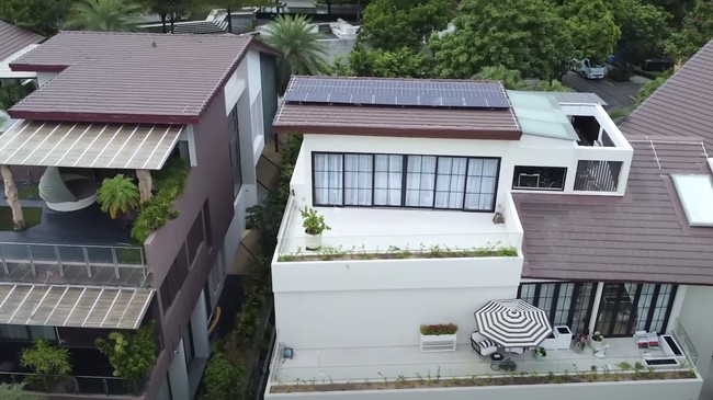 Jamie Chua mengaku menggunakan solar panel untuk lebih menghemat energi dan listrik di rumahnya. Beginilah penampakan rumah sang sosialita dari atas dan tampak solar panel terpasang di atapnya. Foto: Dok. YouTube @jamiechuachannel