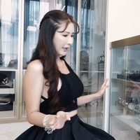 Pada ruangan glam atau dandan ini Jamie meletakkan berbagai koleksi makeup dan skincarenya. Ada juga koleksi jaket kulit dan aksesori yang ditata rapi sesuai jenisnya. Foto: Dok. YouTube @jamiechuachannel