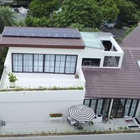Jamie Chua mengaku menggunakan solar panel untuk lebih menghemat energi dan listrik di rumahnya. Beginilah penampakan rumah sang sosialita dari atas dan tampak solar panel terpasang di atapnya. Foto: Dok. YouTube @jamiechuachannel