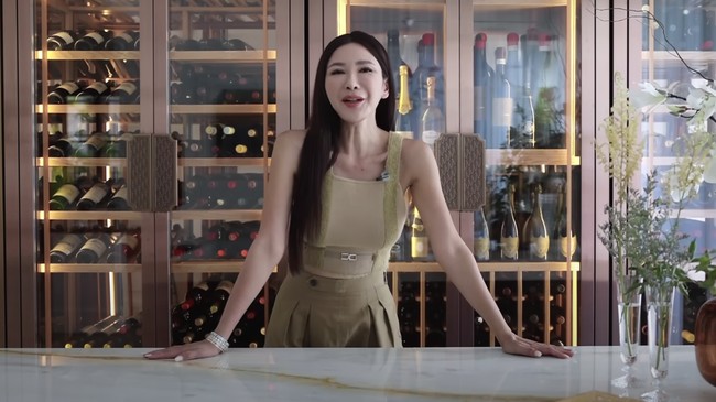 Menurut Jamie Chua inilah salah satu bagian di rumahnya yang banyak menguras pemakaian listrik yaitu lemari pendingin khusus untuk wine atau minuman anggur. Wine chiller yang menyimpan ratusan botol anggur itu dinyalakan sepanjang hari. Foto: Dok. YouTube @jamiechuachannel