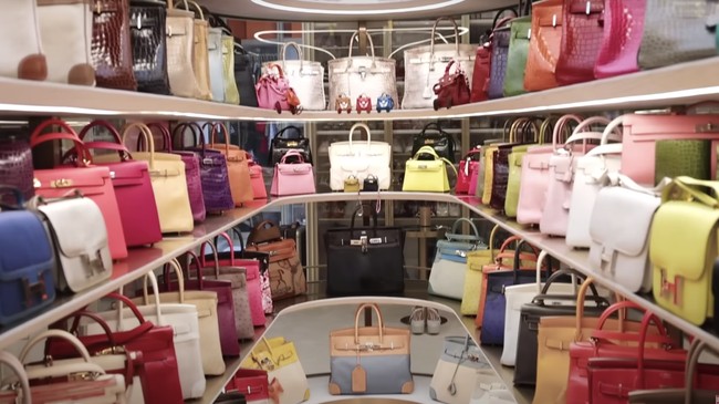 Dan inilah ruangan yang nilainya bisa jadi termahal di rumah Jamie Chua. Sebab di kamar ini ada ratusan tas Hermes yang dikoleksi sang sosialita. Foto: Dok. YouTube @jamiechuachannel
