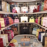 Dan inilah ruangan yang nilainya bisa jadi termahal di rumah Jamie Chua. Sebab di kamar ini ada ratusan tas Hermes yang dikoleksi sang sosialita. Foto: Dok. YouTube @jamiechuachannel