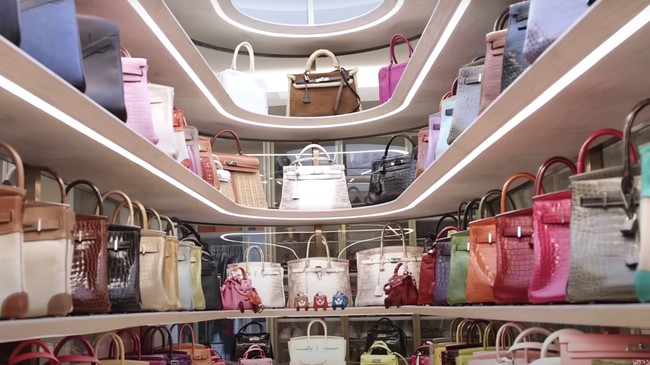 Jamie Chua mengatakan kamar khusus Hermes ini termasuk salah satu ruangan yang menguras pemakaian listrik. Sebab dia harus menggunakan lampu khusus dan humidifier agar koleksi tasnya tidak rusak. Foto: Dok. YouTube @jamiechuachannel