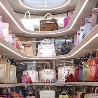 Jamie Chua mengatakan kamar khusus Hermes ini termasuk salah satu ruangan yang menguras pemakaian listrik. Sebab dia harus menggunakan lampu khusus dan humidifier agar koleksi tasnya tidak rusak. Foto: Dok. YouTube @jamiechuachannel