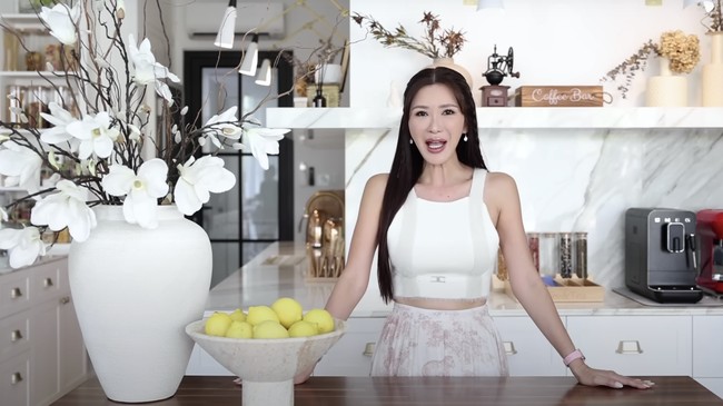 Jamie Chua mengaku biasanya senang berlama-lama di dapur di pagi hari membuat teh atau kopi. Foto: Dok. YouTube @jamiechuachannel