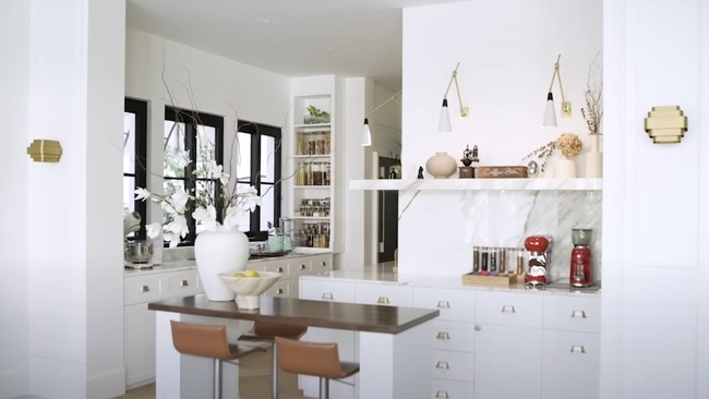 Jamie Chua juga memperlihatkan dapur bersih di rumahnya yang didominasi interior serba putih. Dia sengaja memilih konsep dapur terbuka agar saat mengundang tamu ke rumahnya, mereka bisa melihatnya atau chef memasak. Foto: Dok. YouTube @jamiechuachannel