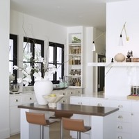 Jamie Chua juga memperlihatkan dapur bersih di rumahnya yang didominasi interior serba putih. Dia sengaja memilih konsep dapur terbuka agar saat mengundang tamu ke rumahnya, mereka bisa melihatnya atau chef memasak. Foto: Dok. YouTube @jamiechuachannel