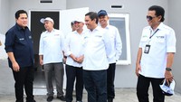 Komisaris Utama Bank BTN Chandra M Hamzah berbincang dengan Menteri BUMN Erick Thohir bersama Direktur Utama Bank BTN Nixon LP Napitupulu, Wakil Direktur Utama Bank BTN Oni Febriarto, Dirjen Perumahan Kementerian PUPR Iwan Suprijanto, Dirjen Pembiayaan Infrastruktur Pekerjaan Umum dan Perumahan Kementerian PUPR Herry Trisaputra Zuna dan Ketua Himperra Harry Endang Kawidjaja usai meninjau Rumah Subsidi di Perumahan Puri Delta Tigaraksa di Tangerang, Banten. 
