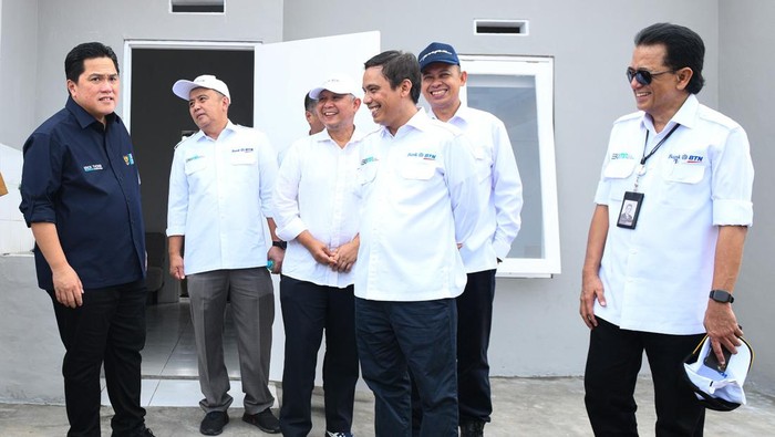 Komisaris Utama Bank BTN Chandra M Hamzah berbincang dengan Menteri BUMN Erick Thohir bersama Direktur Utama Bank BTN Nixon LP Napitupulu, Wakil Direktur Utama Bank BTN Oni Febriarto, Dirjen Perumahan Kementerian PUPR Iwan Suprijanto, Dirjen Pembiayaan Infrastruktur Pekerjaan Umum dan Perumahan Kementerian PUPR Herry Trisaputra Zuna dan Ketua Himperra Harry Endang Kawidjaja usai meninjau Rumah Subsidi di Perumahan Puri Delta Tigaraksa di Tangerang, Banten, Selasa, 8 Agustus, 2023. Peninjauan rumah subsidi dilakukan pada gelaran acara Akad Massal KPR Bank BTN secara serentak di seluruh Indonesia sebanyak 10.000 unit rumah. Pelaksanaan Akad Massal KPR merupakan komitmen Bank BTN dalam menyukseskan Program Sejuta Rumah untuk memenuhi impian masyarakat memiliki rumah yang layak huni.