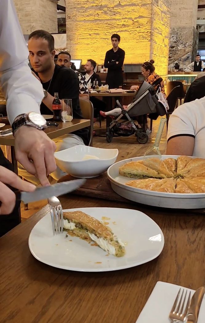 Salt Bae Sajikan Baklava dengan Gaya Unik, Netizen Sebut Lebay